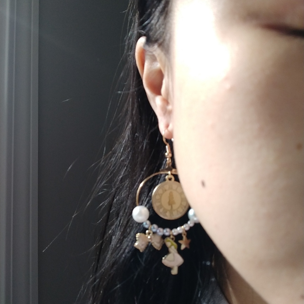 NWOT Alice in Wonderland dangle earrings - Picture 3 of 6